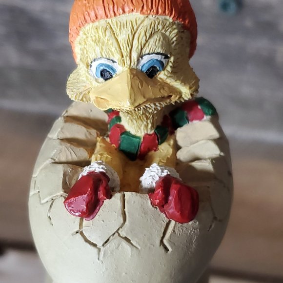 Eggbert & Friends 1989 Enesco - Malcom Bowmet - Chick in an Egg Sled Figurine - Picture 6 of 7